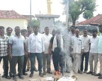 ఫత్లాపూర్‌లో నిరసన.. దిష్టిబొమ్మల దహనం