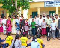 బడిపిల్లల కష్టాలు తీర్చిన సర్పంచ్ 'సైకిల్' బాసట