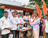 పాదయాత్ర భక్తులకు పత్లాపూర్ BRS నాయకుల సేవలు