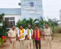 తెల్లవారకముందే అరెస్టులు