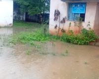 చినుకు పడితే చిత్తడే.. విద్యార్థులకు తప్పని ఇబ్బందులు