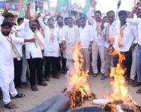 తాత మధు, కేటీఆర్ దిష్టిబొమ్మల దహనం
