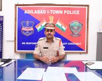 రహదారిపై బలవంతంగా డబ్బులు వసూలు చేస్తున్న ట్రాన్స్‌జెండర్ అరెస్ట్