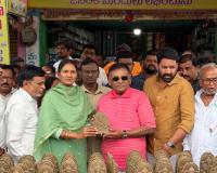 భక్తులకు మట్టి వినాయక ప్రతిమల ఉచిత పంపిణీ