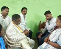 గాయపడిన కార్మికులను పరామర్శించిన ఎమ్మెల్యే వినోద్