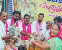 మట్టి గణపతి లను మోరల్ శ్రీనివాసరావు సహకారం తో పంపిణీ.