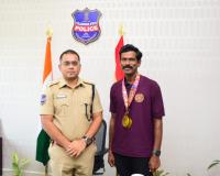 పర్వతాన్ని జయించిన పోలీస్ పరుగుల వీరుడు
