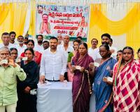 అర్హులైన లబ్ధిదారులకు నూతన స్మార్ట్ రేషన్ కార్డుల పంపిణీ
