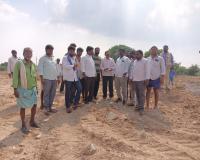 ఇండ్ల స్థలాలను పరిశీలించిన తహసీల్దార్ 