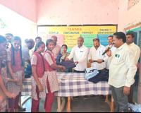 రాచర్ల గొల్లపల్లి జెడ్పీహెచ్‌ఎస్‌లో ఏకరూప దుస్తుల పంపిణీ