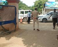 సైడ్ జరుగు... 
