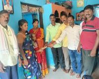 స్నేహితుని కుటుంబానికి మిత్రులకు అండగా ఆర్థిక సాయం