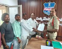గ్రామంలో మద్యపాన నిషేధం పై ఎస్సై కి వినతి పత్రం అందజేత