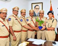ఎస్‌ఐ లుగా ప్రమోషన్ పొందిన సందర్భంగా వరంగల్ సీపీని కలిసిన అధికారులు