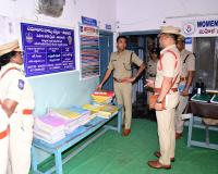 మహిళల సమస్యల పట్ల ప్రత్యేక శ్రద్ధ వహించి బాధితులకు సత్వర న్యాయం చేయాలి