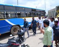 శ్రీశైలం వెళ్తున్న బస్సు, ఢీకొన్న టిప్పర్