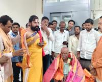 ఎమ్మెల్యే ను ఆశీర్వదించిన వేదపండితులు 
