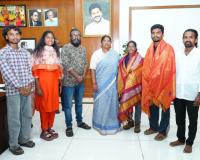 ఎవరెస్ట్ బేస్ క్యాంప్ యాత్రకు వెళ్తున్న ఆదివాసీ బిడ్డలకు అభినందనలు తెలిపిన మంత్రి సీతక్క..