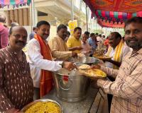  రాఘవేంద్ర కాలనీ సంక్షేమ సంఘం ఏర్పాటు చేసిన గణేష్ మండపం వద్ద అన్నదానం