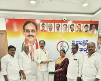 సీఎంఆర్ చెక్కును లబ్ధిదారులకు అందజేసిన టీపీసీసీ వైస్ ప్రెసిడెంట్ బండి రమేష్ 