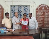కాంస్య పథకం సాధించిన విద్యార్థినికి మెడల్స్, సర్టిఫికెట్ అందజేసిన తహసిల్దార్ సతీష్ కుమార్