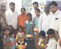 అంగన్‌వాడీ సేవలకు బీజేపీ సత్కారం.. చిన్నారులకు కానుకలు