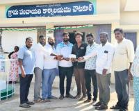 మృతుని కుటుంబానికి అండగా నిలిచిన సర్పంచ్ పార్కల రాంరెడ్డి