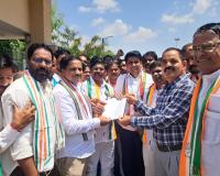 కలెక్టరేట్ ఎదుట కాంగ్రెస్ భారీ ధర్నా