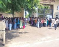 ర్యాగింగ్‌కు నిరసనగా విద్యార్థుల రాస్తారోకో