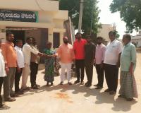 మృతుడి కుటుంబానికి సర్పంచ్ రూ.10 వేల ఆర్థిక సాయం