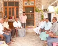 బాధిత కుటుంబాన్ని పరామర్శించిన మాజీ ఎమ్మెల్యే దివాకర్ రావు