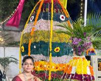 భారీ బతుకమ్మతో మాధవరం శ్వేతా సందడి