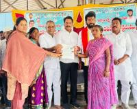 తాంసీ మండలం లోని గ్రామాలలో ఇందిరమ్మ ఇండ్ల పట్టాలు పంపిణీ చేసిన.... ఎమ్మెల్యే, మార్కెట్ కమిటీ చైర్మన్ బోరంచు 