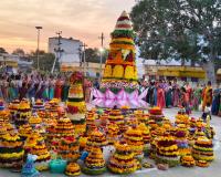 మల్లన్న సన్నిధిలో సద్దుల బతుకమ్మ సంబరాలు  రంగురంగుల పూలతో అలంకరించిన బతుకమ్మలు