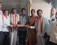 ఇందిరమ్మ లబ్ధిదారులకు నూతన వస్త్రాలు అందజేసిన -  మాజీ జెడ్పిటిసి తీగల తిరుమల్ గౌడ్ సర్పంచ్ ఐరెని నరసయ్య.