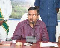 ఆదిలాబాద్ రిమ్స్ ఆసుపత్రి లో 11 కోట్ల అభివృద్ధి పనుల శంకుస్తన లో ప్రోటోకాల్ పాటించని అధికారులకు సోకాజు నోటీసులు ఇచ్చినా కలెక్టర్ రాజర్షి షా 