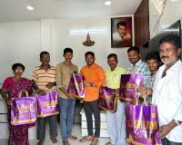 దసరా పండుగ వేళ గ్రామపంచాయతీ సిబ్బందికి నూతన వస్త్రాల బహుకరణ