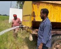 ట్యాంకర్ ద్వారా పంట పొలాలకు నీరందిస్తున్న రైతులు