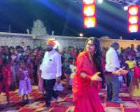 సర్పంచ్ పార్కల రామ్‌రెడ్డి ఆధ్వర్యంలో తొలిసారిగా భారీ స్థాయిలో వేడుకలు.. జానపద కళాకారుల ఆటపాటలతో సందడిగా మారిన ఆలయ ప్రాంగణం