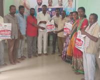 గ్రామ పంచాయతీ సిబ్బందికి దసరా కానుకగా నూతన వస్త్రాలు పంపిణీ