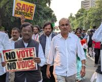 బీజేపీకి అనుకూలంగా ఈసీ వ్యవహరిస్తోంది