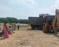 14 టిప్పర్ల ఇసుక పట్టివేత ఇసుక మాఫియా అధికారుల మధ్య వాదనలు