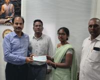 గాయత్రి కో-ఆపరేటివ్ అర్బన్ బ్యాంక్ ఖాతాదారుని కుటుంబానికి రూ. లక్ష ప్రమాద బీమా పరిహారం