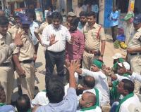 గంభీరావుపేటలోవిద్యుత్ సమస్యలపైరోడ్ ఎక్కిన రైతన్నలు