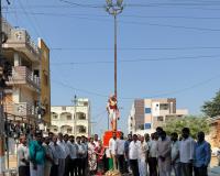 గాంధీ విగ్రహానికి పూలమాల వేసి నివాళులర్పిస్తున్న దౌల్తాబాద్ సర్పంచ్