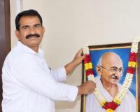 గాంధీ జయంతి సందర్భంగా మహాత్ముడికి ఘన నివాళులు