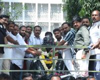 గాంధీ విగ్రహానికి జర్నలిస్టుల సమస్యలపై వినతి.