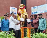 గాంధీ విగ్రహానికి వినతిపత్రం సమర్పణ