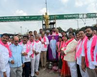 కళ్యాణ లక్ష్మి పథకానికి 12 ఏళ్లు.. కేసీఆర్ చిత్రపటానికి పాలాభిషేకం