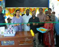 విజయ డైరీ పాల ఉత్పత్తుల కేంద్రాలను ప్రారంభించిన ఎమ్మెల్యే నాయిని, కలెక్టర్